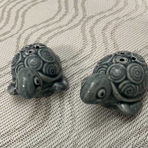3/$10 Turtle Salt & Pepper Shakers- Cracker Barrel - Picture 9 of 12